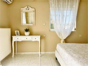 干尼亚Christina_Apt的一间卧室配有一张床、镜子和一张桌子