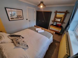 滨海索尔特本Salt & Surf-Sea Views in Saltburn的一间卧室配有一张大床和镜子