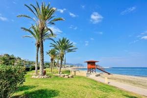 LysoVilla Salina的棕榈树海滩和游乐场