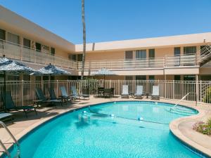圣地亚哥拉荷亚海滨宾馆的酒店前的游泳池