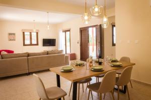 LysoVilla Kerastis的用餐室以及带桌椅的起居室。
