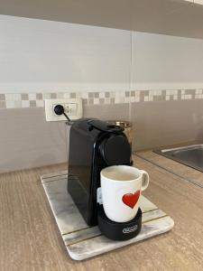 马卡尔斯卡Sole的咖啡壶和柜台上的咖啡杯