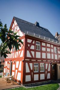 RettertFachwerkhaus的红色和白色的建筑,设有木甲板