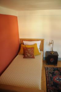 RettertFachwerkhaus的一张床上有色彩缤纷的枕头