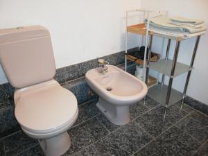 比尔的斯坦1 ZI Appartement Zauberwald的浴室配有卫生间、坐浴盆和盥洗盆。