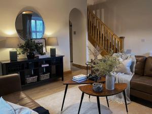 托德莫登Beautiful & cosy 4 bedroom home的客厅配有沙发和桌子