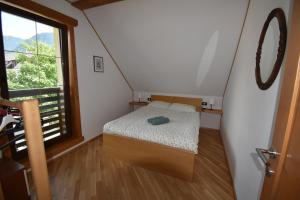 博维茨Apartma Tima的小房间设有床和窗户