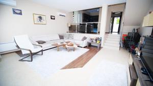 格拉瓦塔斯Penev guest house的客厅配有白色的沙发和桌子