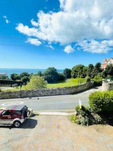 文特诺Lottie's Lookout, Ventnor with fantastic Sea Views的停在路边的汽车