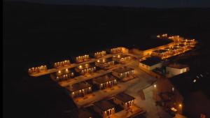 基尔罗南阿兰群岛酒店 的夜间水中建筑物的空中景观