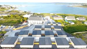 基尔罗南阿兰群岛酒店 的连排太阳能板厂的头顶图