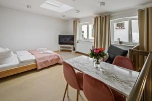 柏林Urban city home的酒店客房设有一张桌子和一张床