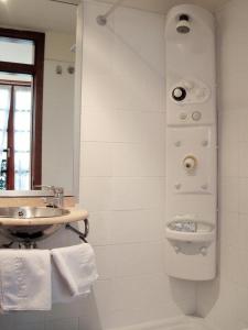 卢安科广场一号酒店的一间带水槽和镜子的浴室