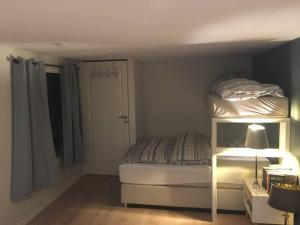 SkalandSenja, Skaland apartment的一间小卧室,配有床和灯