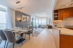 迪拜Luxury Meets Comfort Apt With Panoramic City View的厨房以及带桌椅的用餐室。