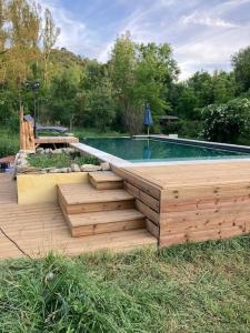 普罗旺斯地区阿莱马尼Mas Paradiso的游泳池旁设有木甲板