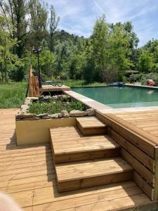 普罗旺斯地区阿莱马尼Mas Paradiso的一座带台阶的游泳池,毗邻一个木甲板