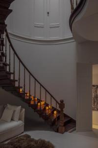 根特LuxuryApartmentSoulforCity的客厅设有灯光楼梯