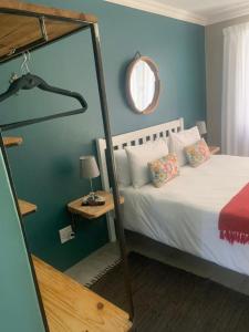 斯瓦科普蒙德Namibia Nights Accommodation的卧室配有白色的床和镜子