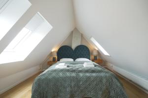 哥本哈根Carolinas Apartment - RAP 5的阁楼卧室配有床