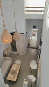科拉雷侯NOMAD SURF HOUSE的客厅配有沙发和桌椅