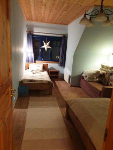 RannaRannamõisa Puhkeküla的一间卧室设有两张床和窗户。