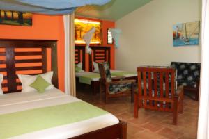 迭戈苏瓦雷斯Hotel De La Baie的卧室配有一张床和一张桌子及椅子