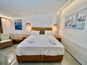 佩科霍里Hotel Pefkohori Beach的一间卧室配有一张大床和一把椅子