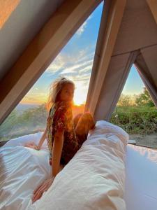 ChiusanicoTipì - Glamping Experience的摆在窗前床边的娃娃