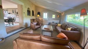 Bourg-sur-GirondeCottage de La Grave的客厅配有沙发和桌子