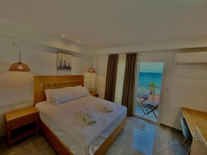 佩科霍里Hotel Pefkohori Beach的一间卧室设有一张床,享有海景