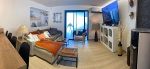 格里莫Maison luxe Little Bohême, Port Grimaud Saint Tropez的带沙发和平面电视的客厅