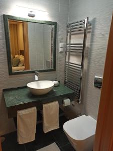 AlpiarçaFontanário House的一间带水槽、卫生间和镜子的浴室