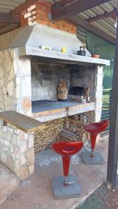 罗波里卡tami的石头炉前有两个红色凳子