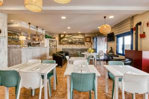 卡达克斯拉方达旅馆的一间带桌椅的餐厅和一间酒吧