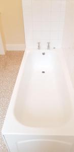 巴克斯顿Banyan tree的浴室内设有带水槽的白色浴缸