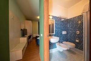 特拉诺瓦-布拉乔利尼Hotel Break House Ristorante的一间带卫生间和水槽的浴室