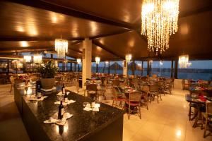 拉巴拉德纳圣米格尔巴拉乡村酒店的餐厅设有桌椅和吊灯。