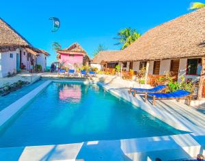 帕杰Ananda Beach Hotel的度假村前的游泳池