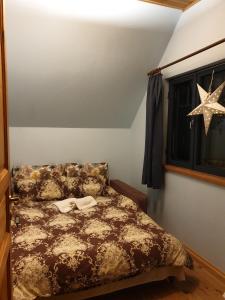 RannaRannamõisa Puhkeküla的卧室配有一张床,墙上有一星星