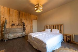 Bourg-sur-GirondeCountryhome at winery Chateau Camponac的一间卧室配有一张木墙床