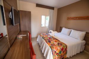拉巴拉德纳圣米格尔巴拉乡村酒店的配有一张床和一台平面电视的酒店客房