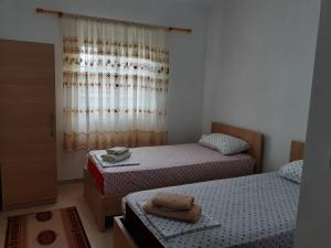 波格拉德茨Nesti Relax Home的一间卧室设有两张床和窗户。