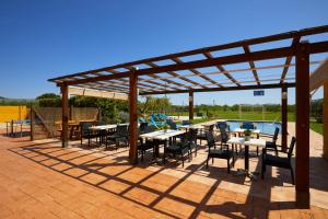 MontiróMas Ribas Turismo Rural的游泳池旁带桌椅的天井