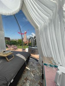 萨拉热窝Cupola glamping dome Sarajevo的一间卧室设有天蓬床和庭院。