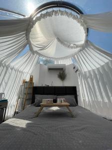 Cupola glamping dome Sarajevo的休息区