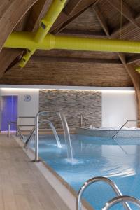 因弗雷里洛奇费恩温泉酒店的一座大楼内带水滑梯的游泳池