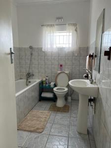 Serene 3 bedroom house in Olympia, Lusaka的一间浴室