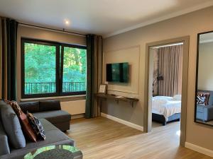 里沃Oasis Resort & Spa的带沙发和床的客厅以及窗户。