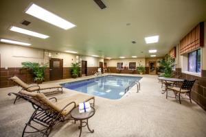 迪凯特Holiday Inn Express Hotel & Suites - Atlanta/Emory University Area, an IHG Hotel的大型客房的大型游泳池,配有桌椅